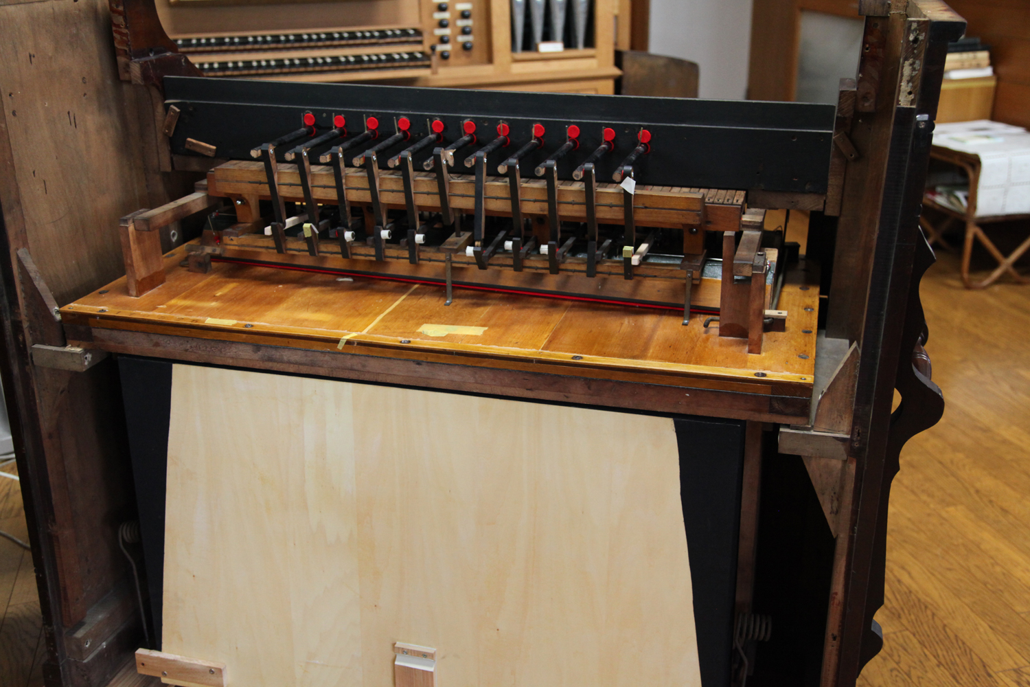 修理を待つリードオルガン